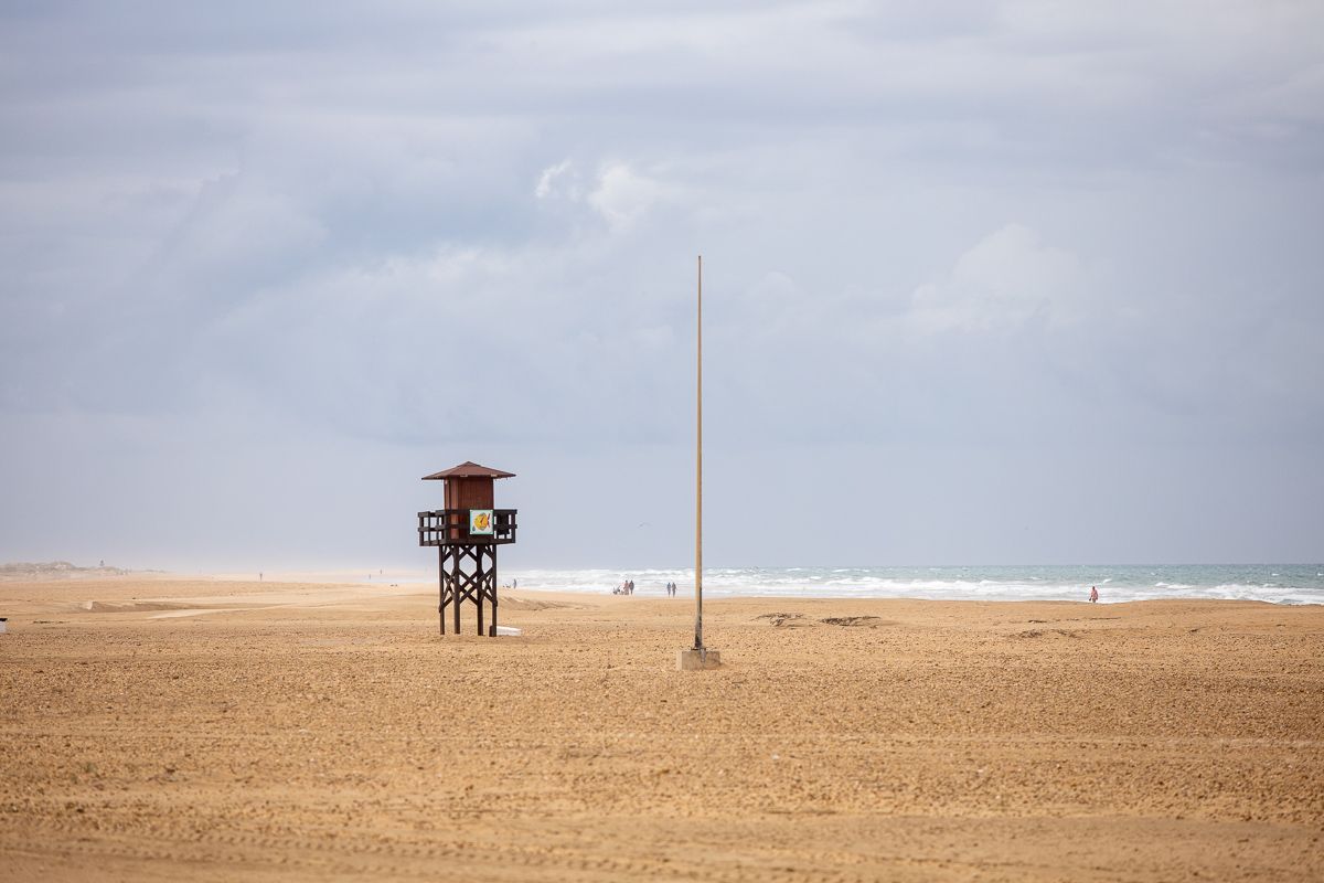 Una torre de vigilancia en una playa de Conil. FOTO: JUAN CARLOS TORO
