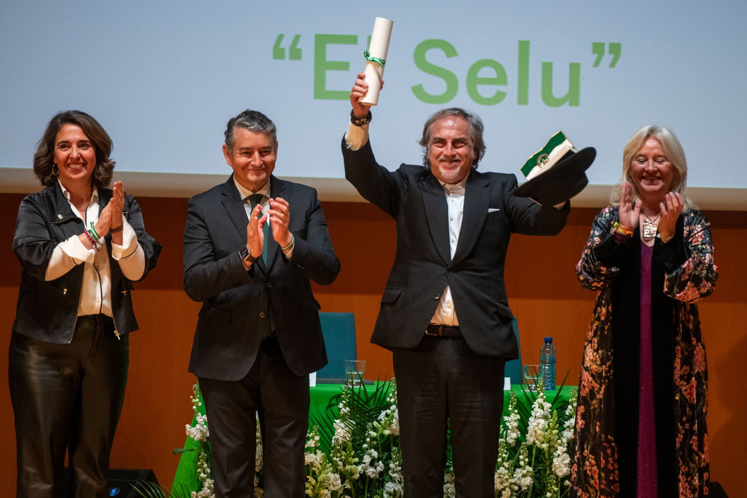 El Selu recoge la bandera de Andalucía.  JOSÉ MARÍA REYNA CABRERA