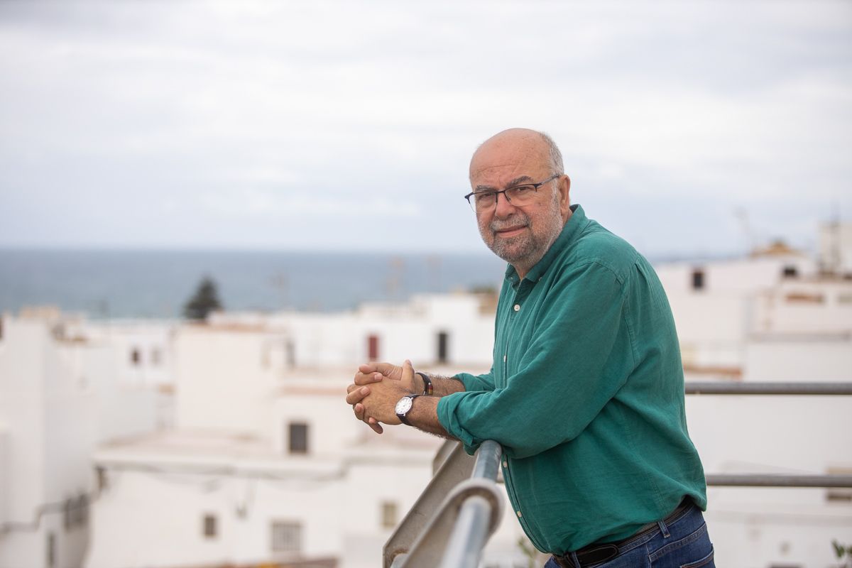 Antonio Roldán, ex alcalde de Conil, posando tras la entrevista. FOTO: JUAN CARLOS TORO