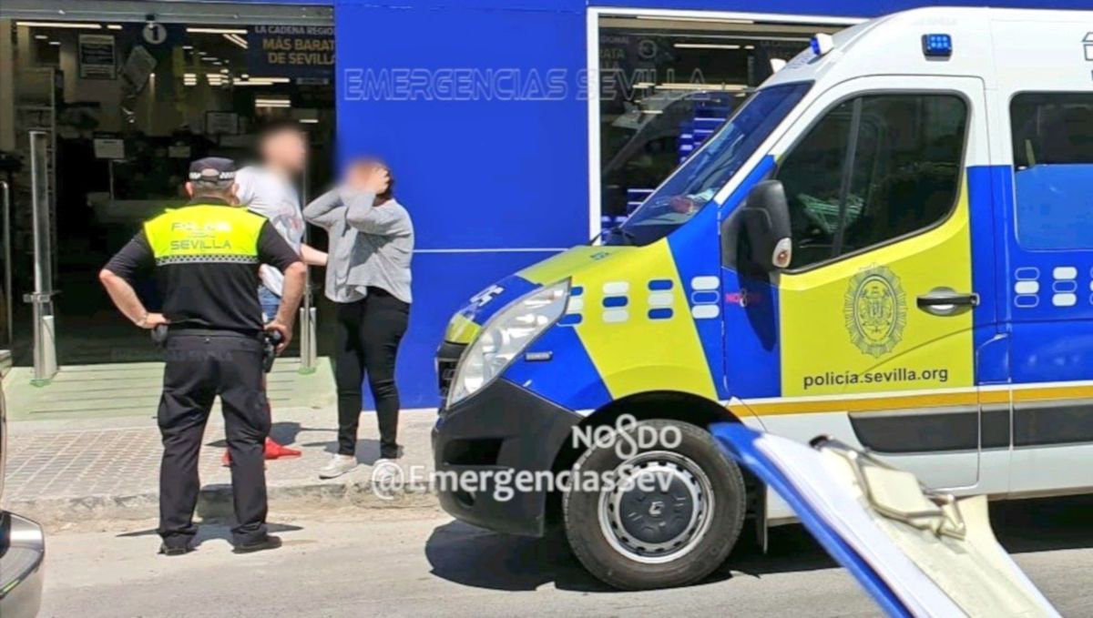 La Policía Local asiste en el lugar del accidente. FOTO: EMERGENCIAS SEVILLA