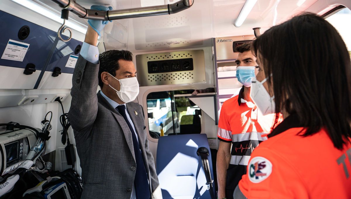 Moreno Bonilla, presidente de la Junta, en un acto en Granada de visita a sanitarios. FOTO: Junta