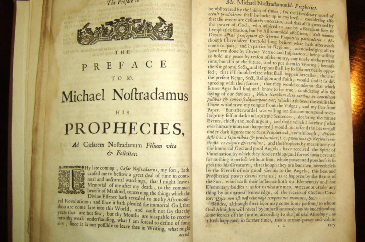 El libro de profecías de Nostradamus.