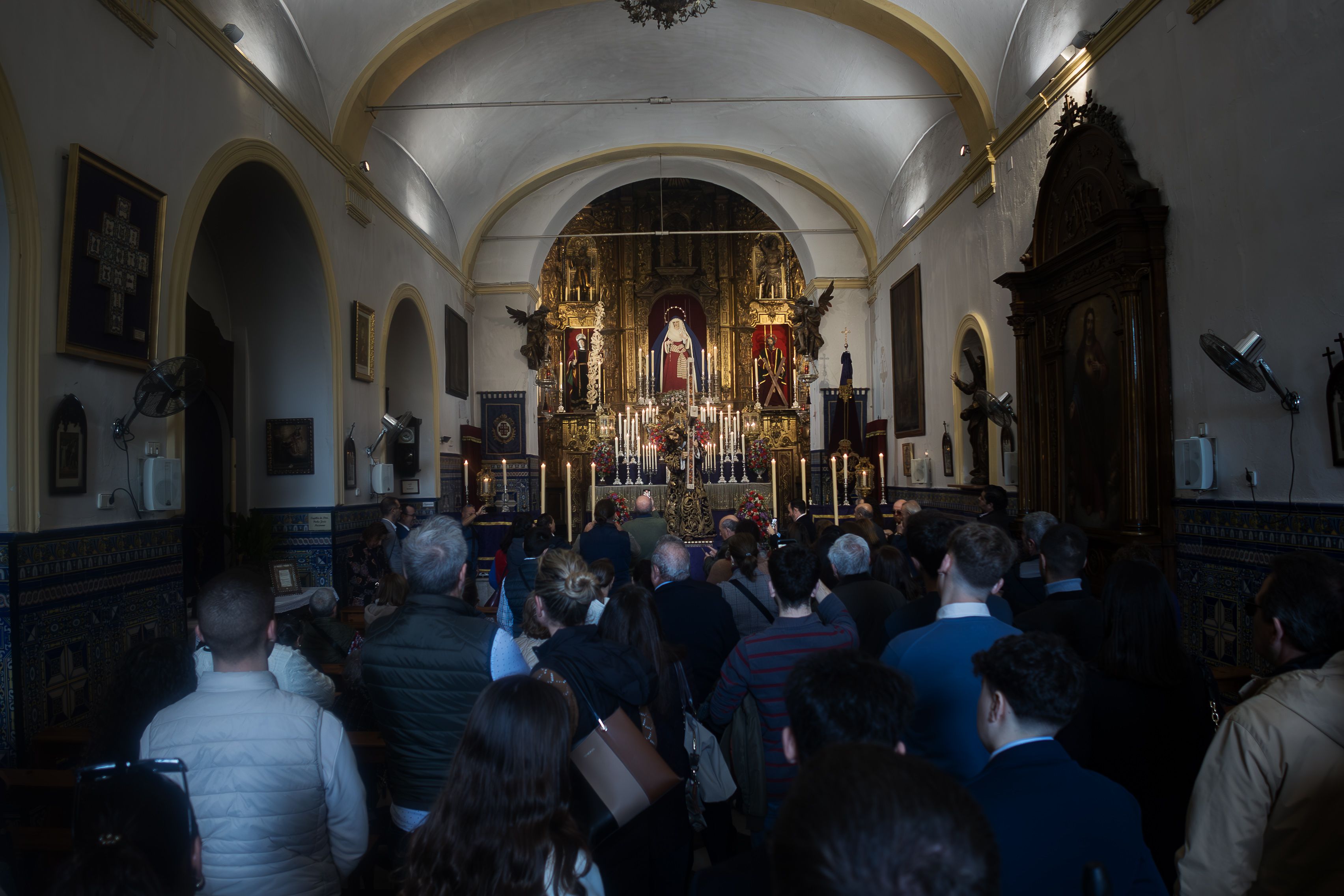 Apretada agenda cofrade en Jerez en un domingo nada primaveral. Gran ambiente ante el Nazareno en su besapies.