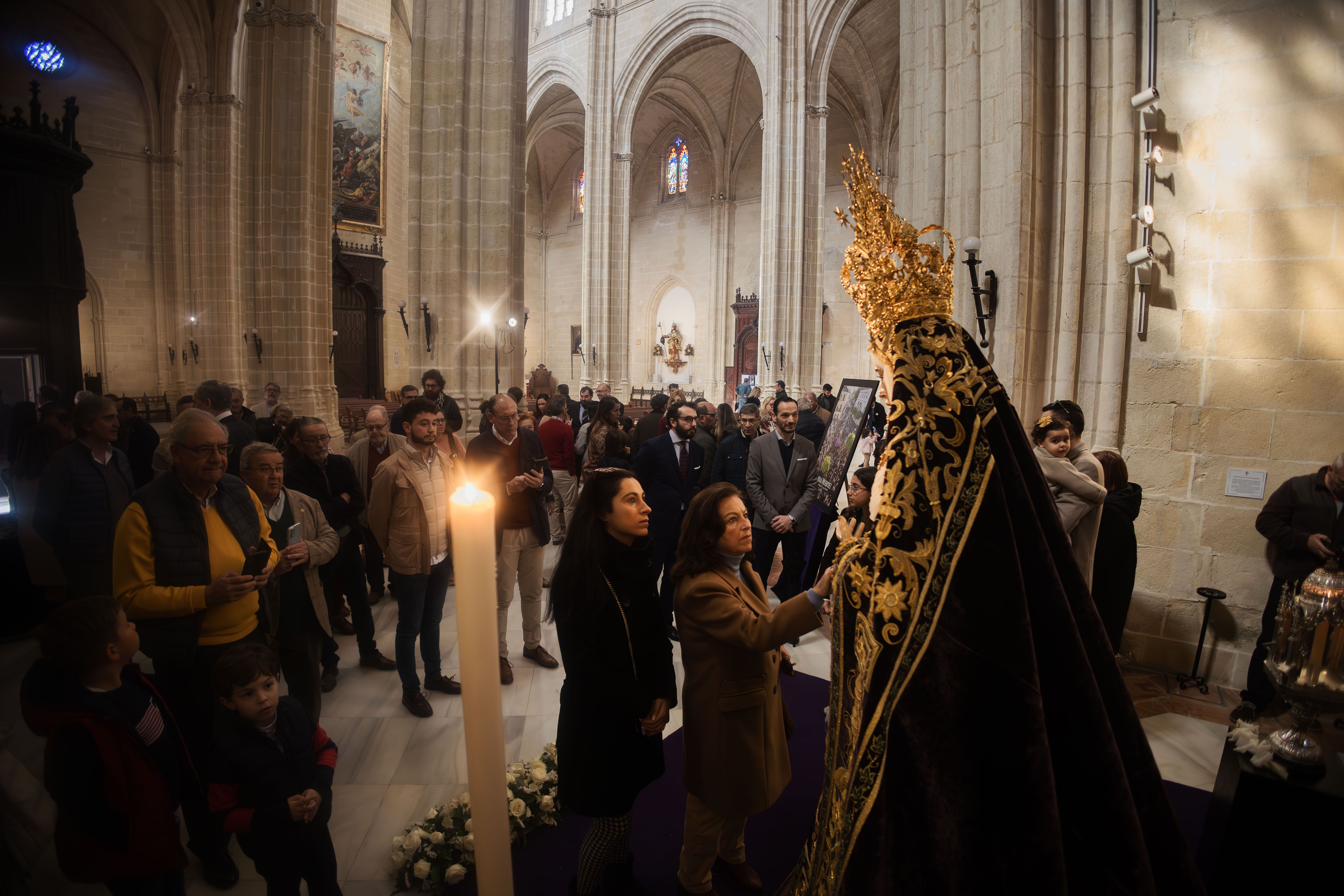 Veneración de los titulares de la Hermandad de la Buena Muerte en Santiago. 