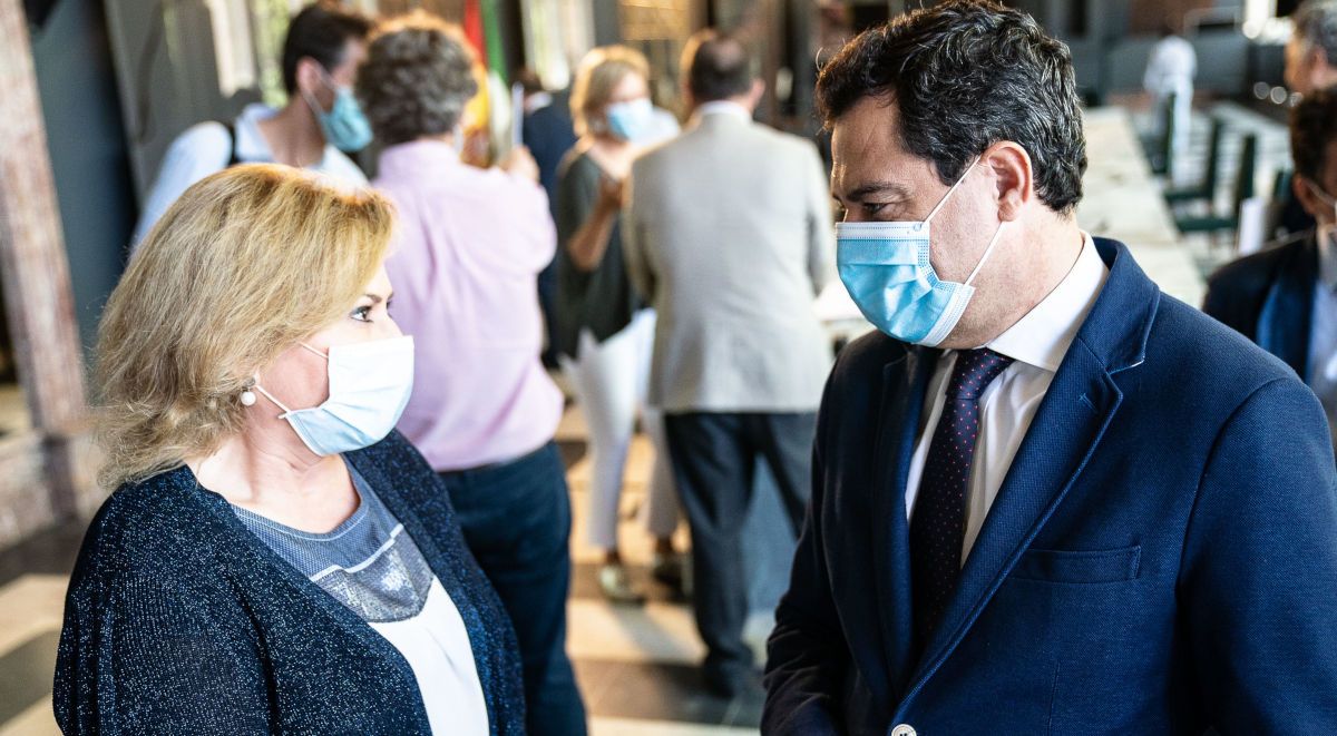 La doctora Inmaculada Salcedo, responsable técnica de la crisis sanitaria en Andalucía, con Moreno Bonila. FOTO: Junta
