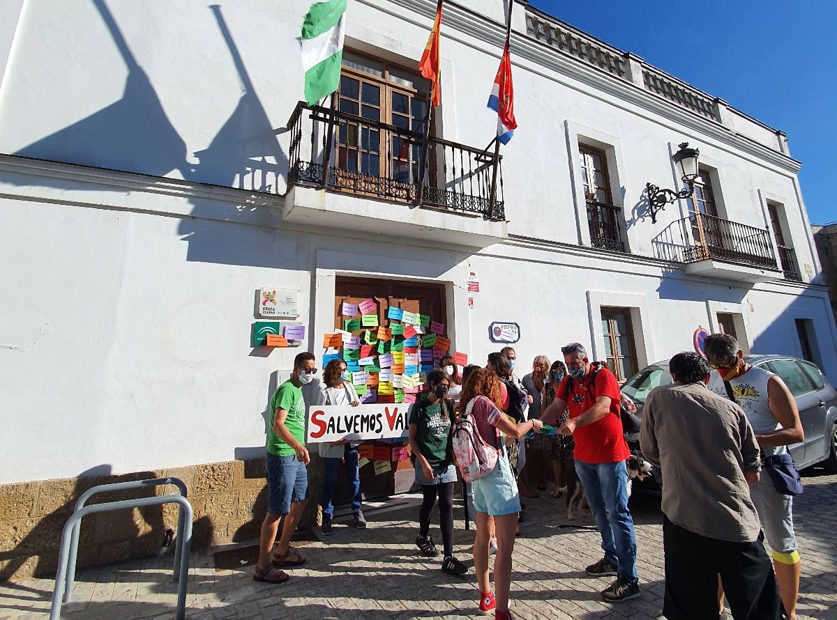 Los miembros de la plataforma, frente al Ayuntamiento de Tarifa en su concentración este sábado.