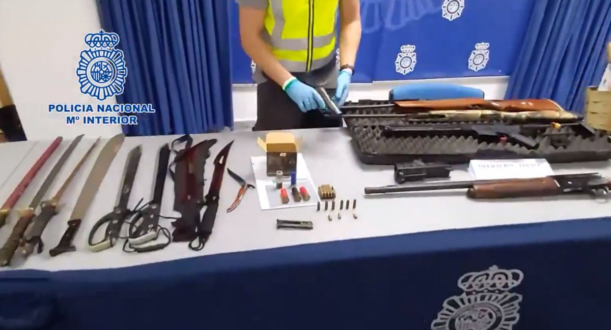 Varias de las armas confiscadas a los detenidos en Torreblanca. FOTO: Policía Nacional