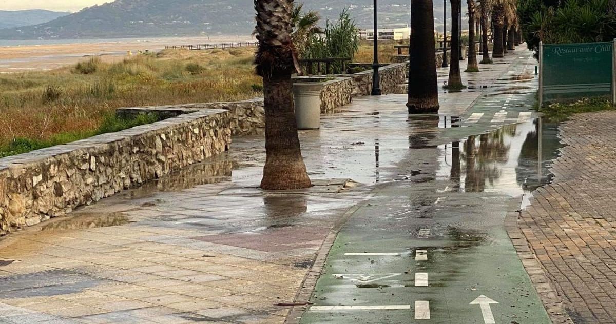 El paseo marítimo de la playa de Los Lances, tras las lluvias y el vertido. FOTO: Verdemar