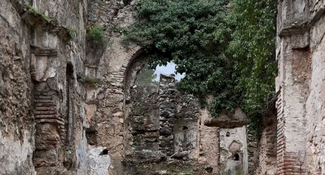 Una imagen de las ruinas de la Ermita del Calvario de Grazalema. 