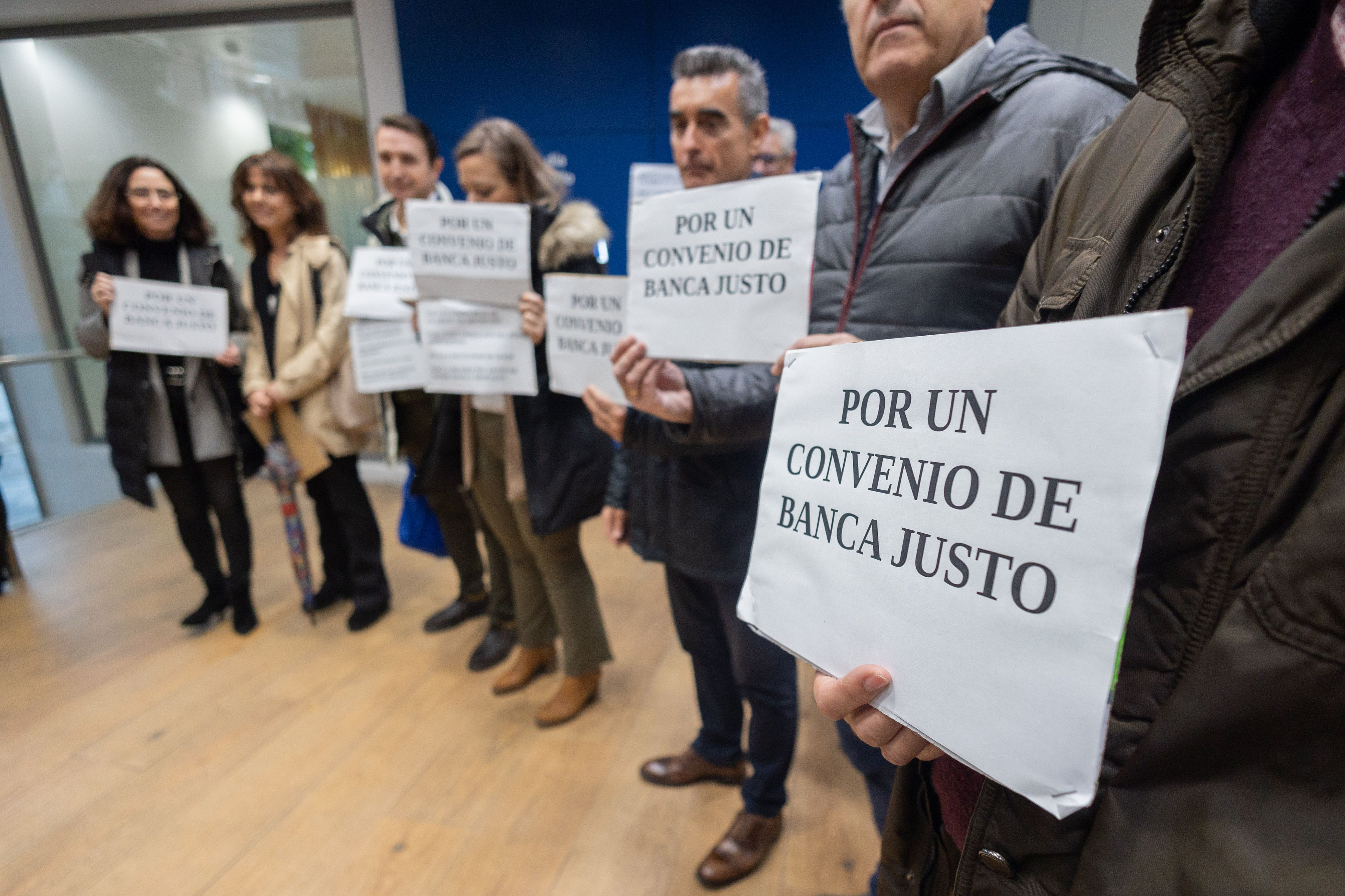 Carteles de trabajadores de BBVA en la huelga de dos horas realizada este lunes.