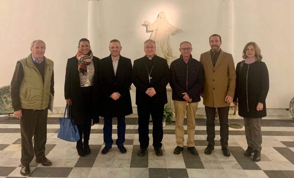 El obispo junto a la comisión tras la reunión en el obispado. 