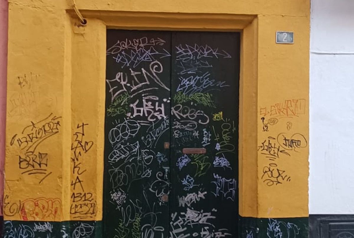 Pintadas en una de las puertas del establecimiento Grand Bamboo. 