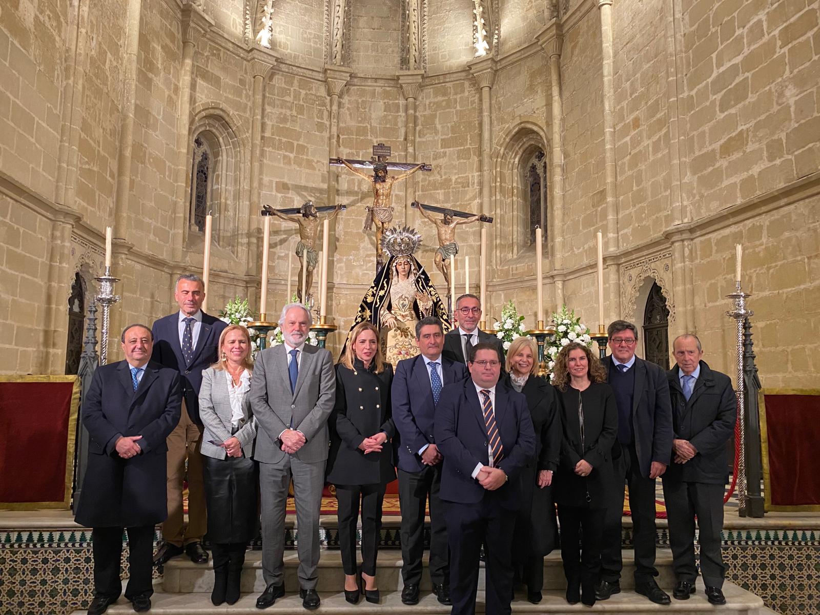 Las autoridades y junta de la Vera Cruz  junto a los promotores de este homenaje y el padre de Pablo.