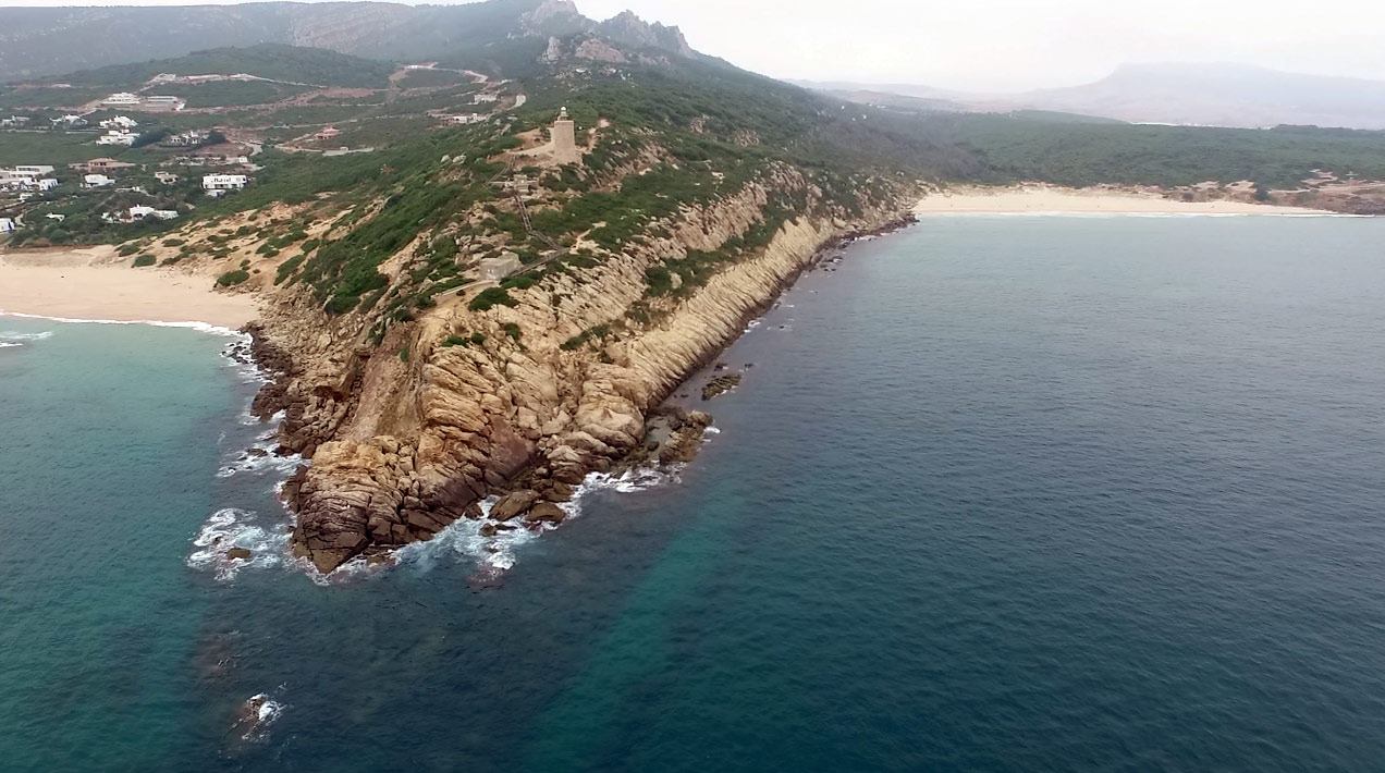 Zona de rocas de la playa de Los Alemanes, en Tarifa, en una imagen de Sebastián Rubiales.