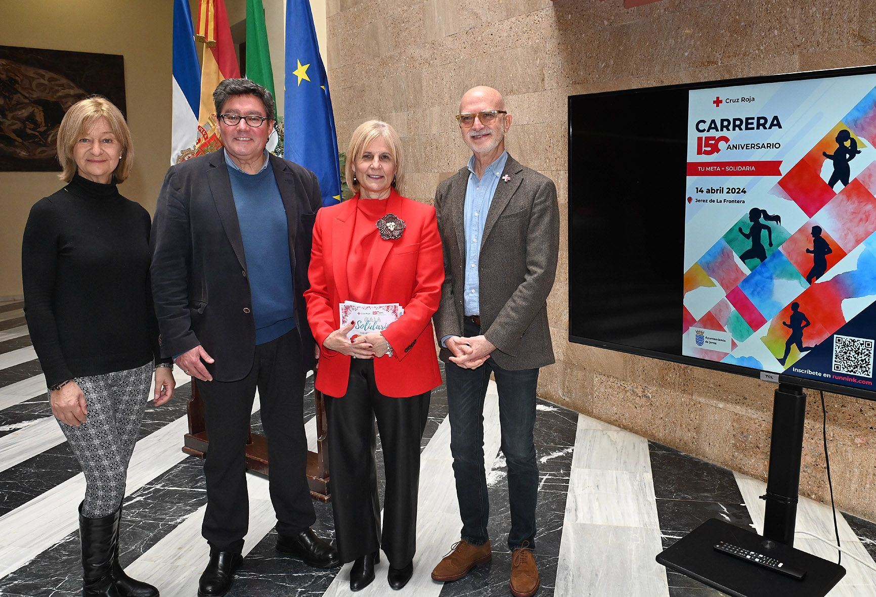 La alcaldesa, delegados y el presidente de la Cruz Roja junto al cartel de los eventos convocados.
