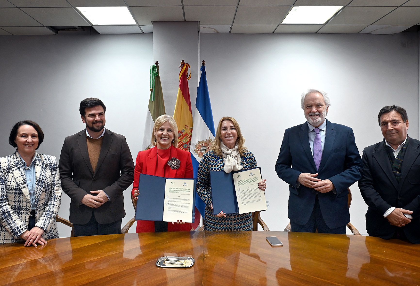 Responsables municipales y de la Junta tras la firma del acuerdo para convertir a Jerez en una gran sede de referencia para el vino y la sanidad animal en Andalucía.