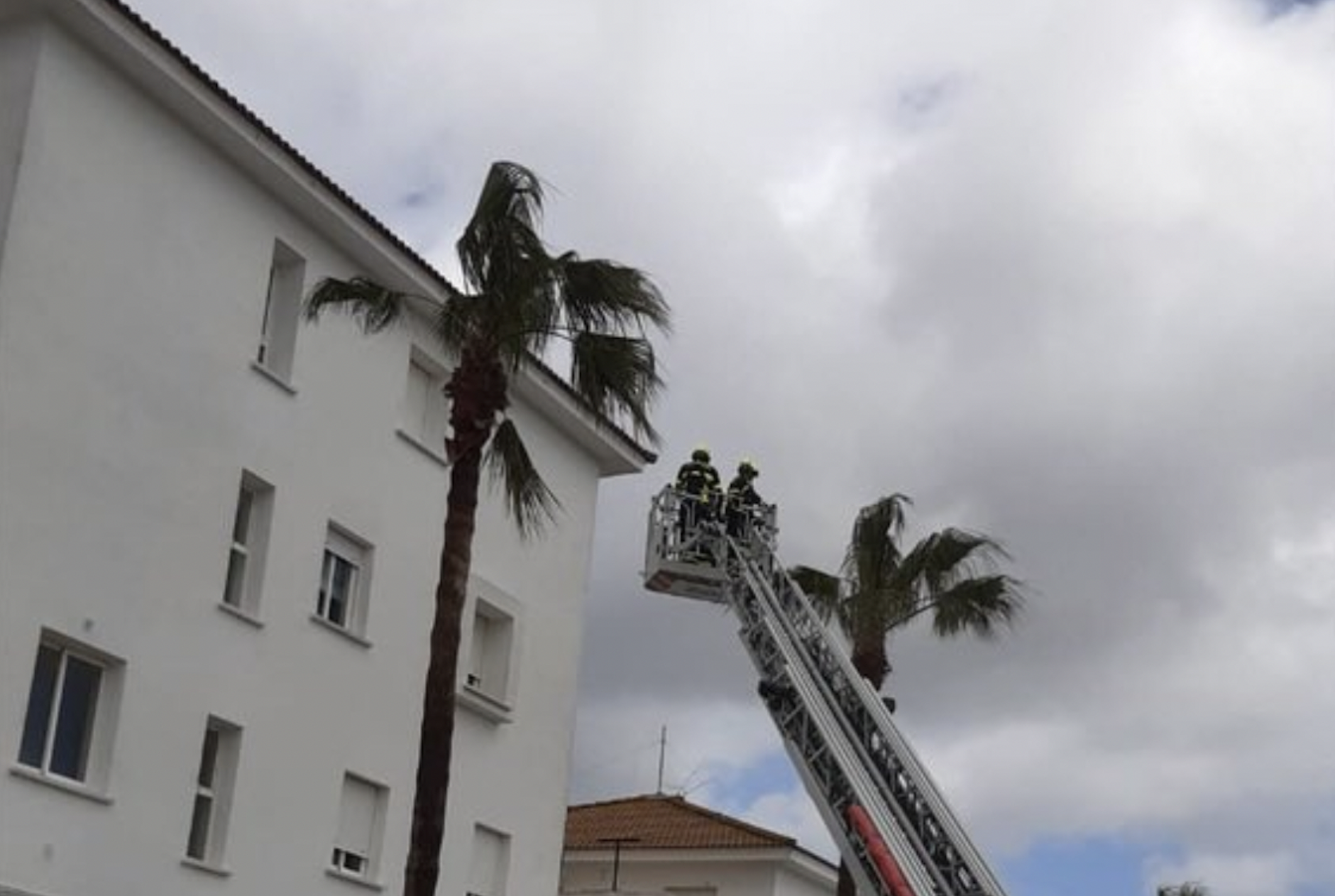 Los bomberos retiran una antena parabólica del cuartel de la Guardia Civil en Vejer.