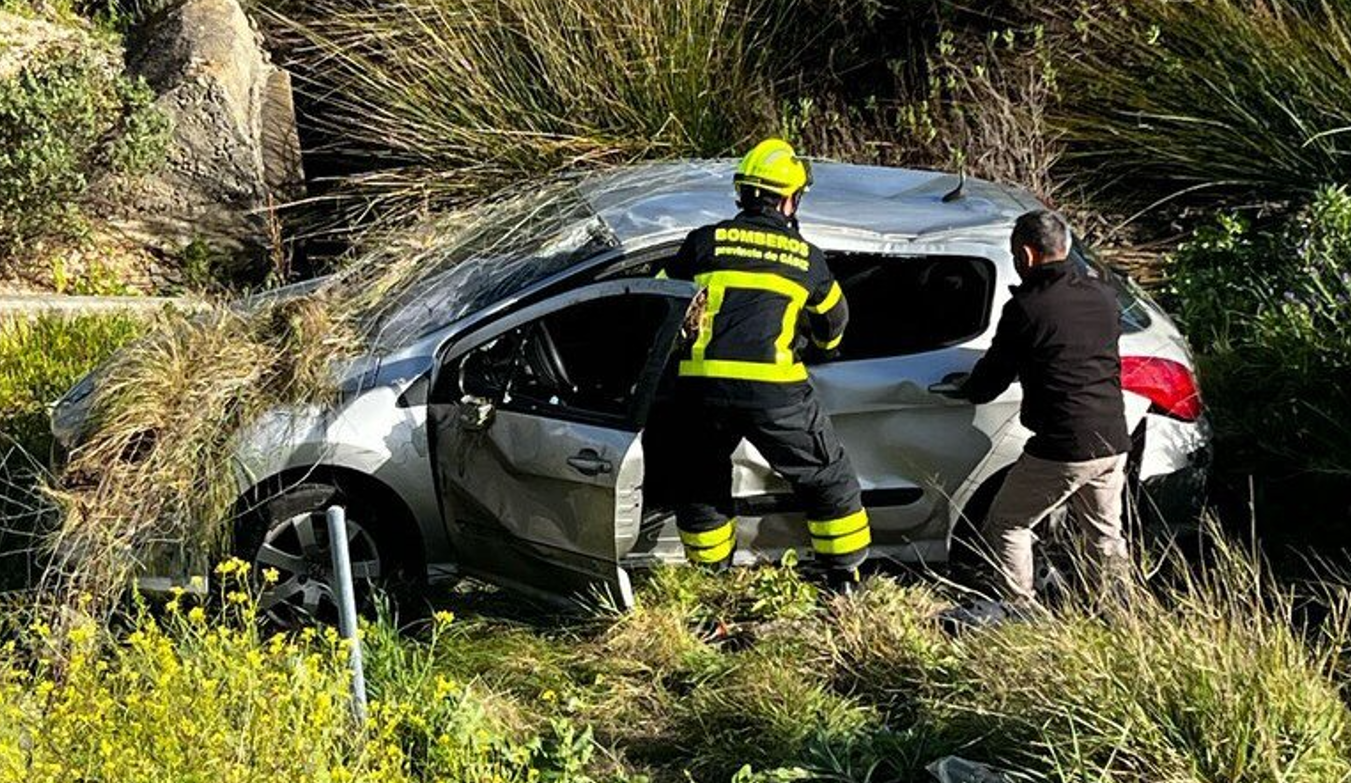La actuación de los bomberos en la autovía Jerez-Arcos, en una imagen del Consorcio Provincial. La actuación de los bomberos en la autovía Jerez-Arcos, en una imagen del Consorcio Provincial.