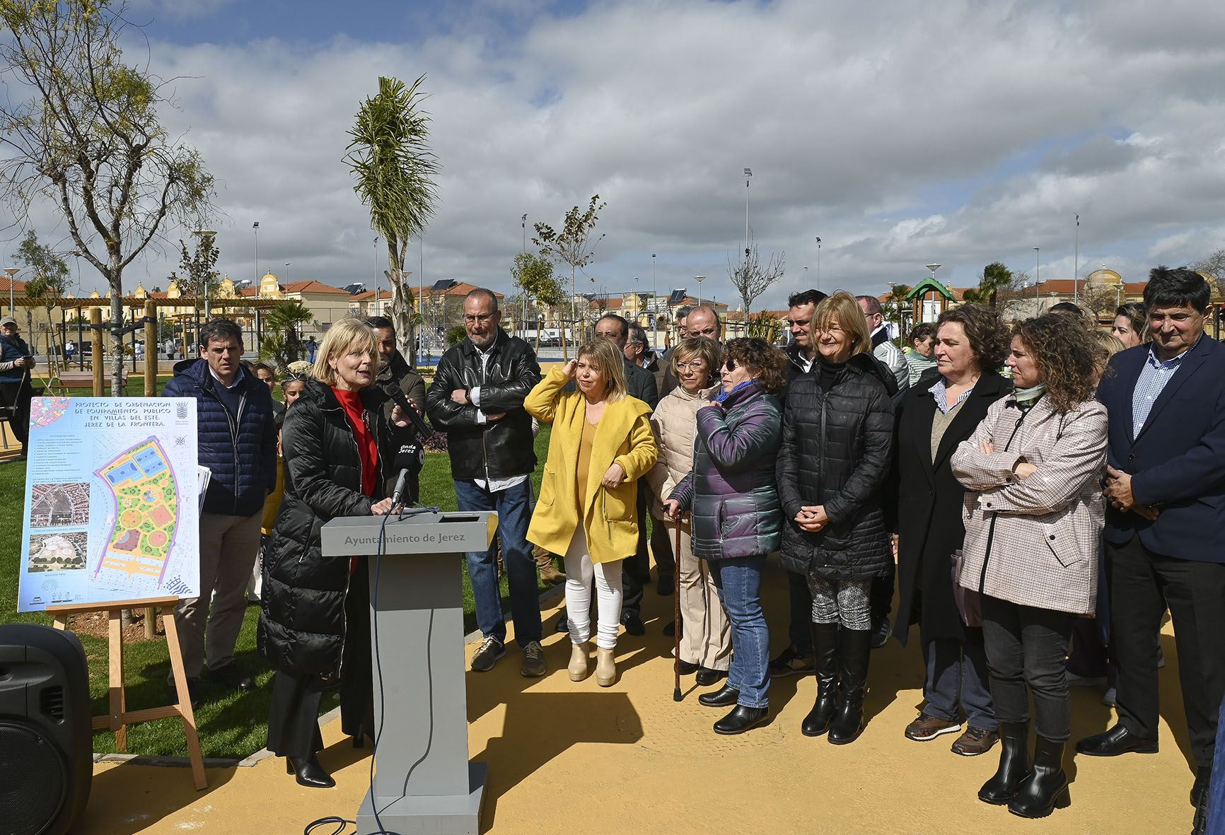 La alcaldesa María José García-Pelayo inaugura el parque deportivo y de ocio de Villas del Este junto a su impulsora, la ex alcaldesa Mamen Sánchez, este pasado lunes en Jerez.