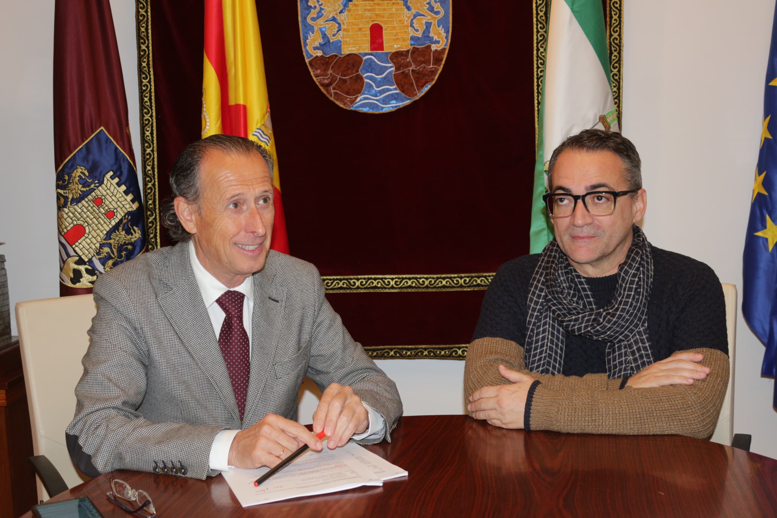 El alcalde de Chiclana, José María Román, y el delegado municipal de Vivienda, Francis Salado.