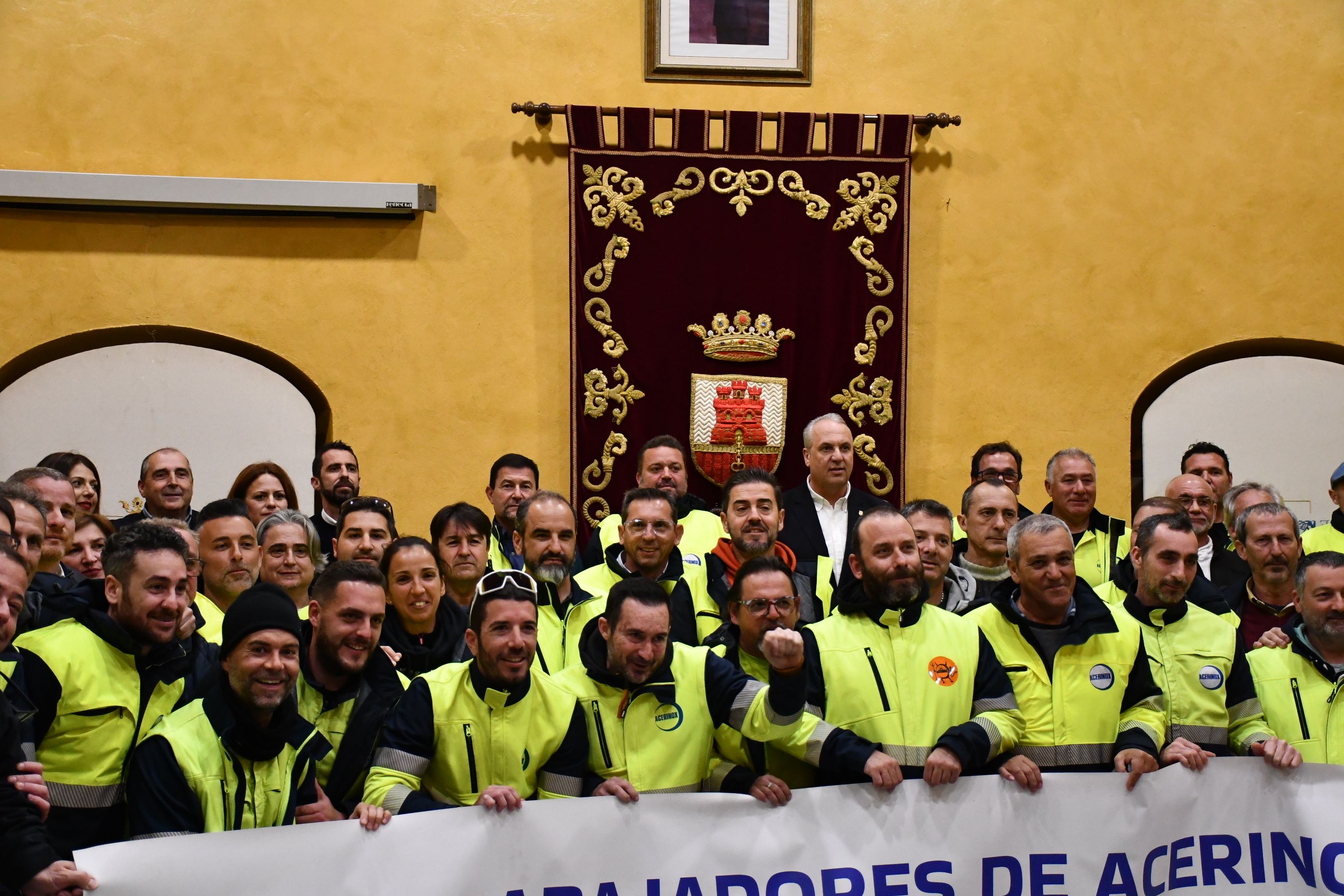 El alcalde de San Roque, Juan Carlos Ruiz Boix, con una nutrida representación de trabajadores de Acerinox en el Campo de Gibraltar.