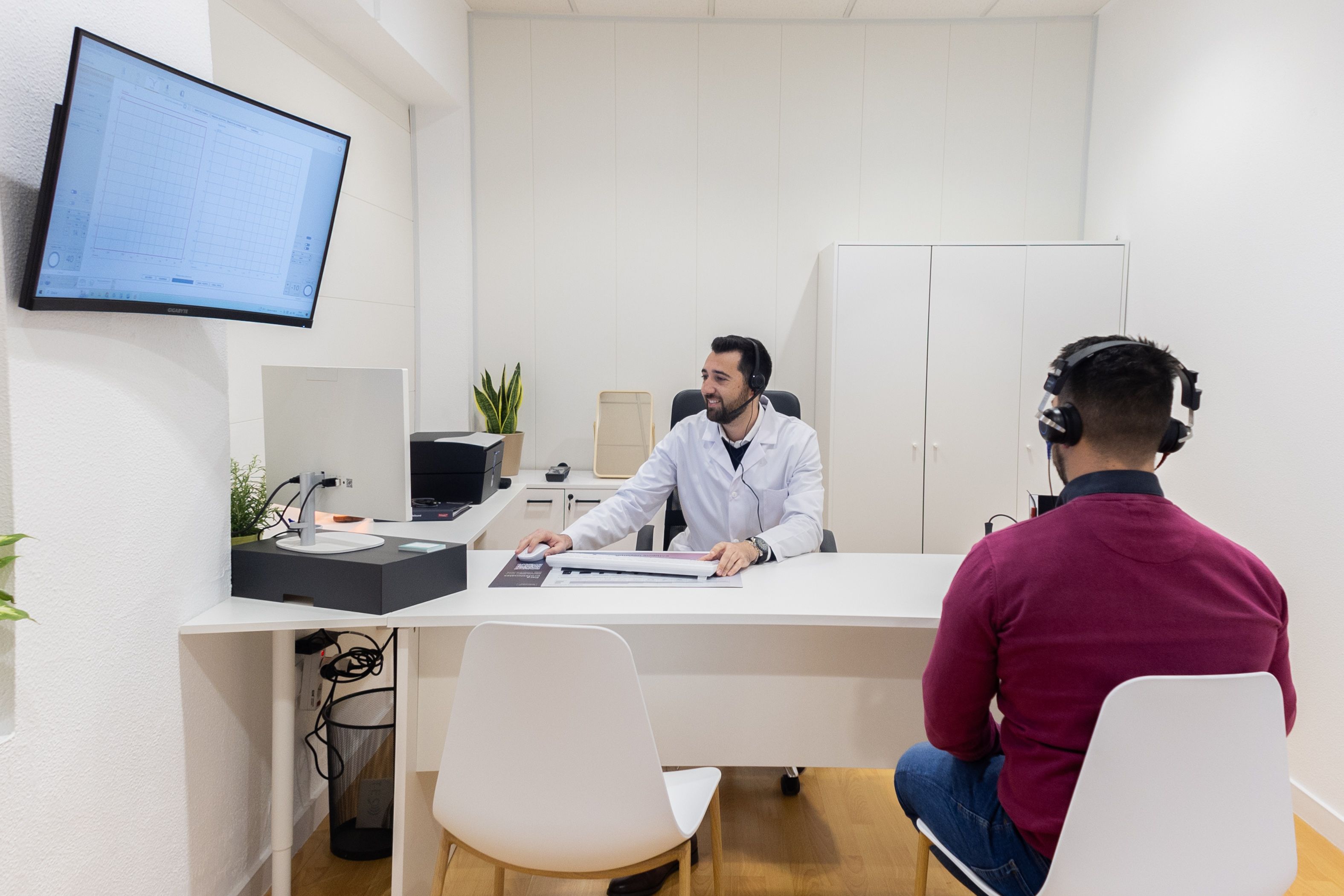 Un cliente durante una prueba de audición.