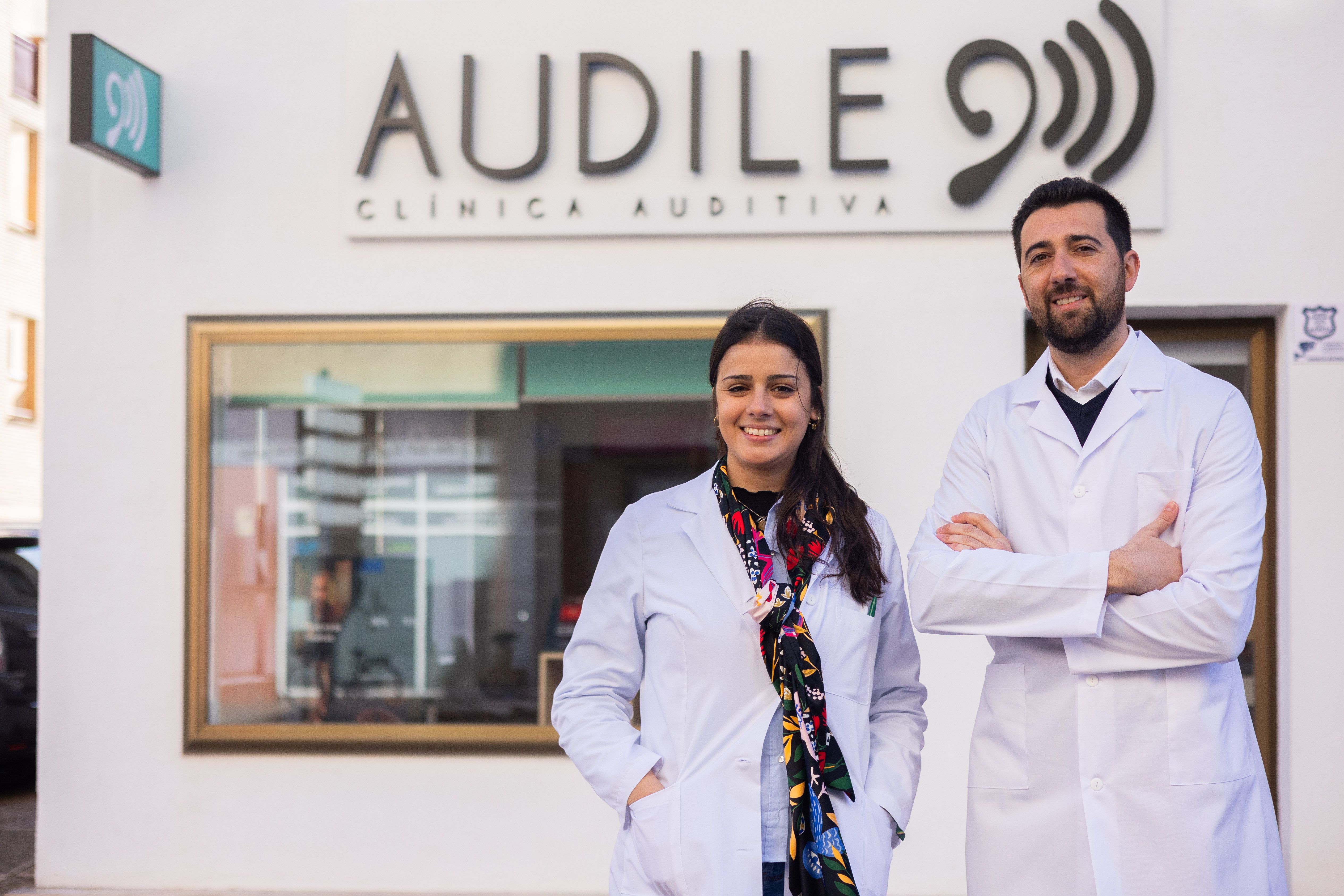 Alba Morgado y Manuel Sánchez en la puerta de la clínica en Jerez.