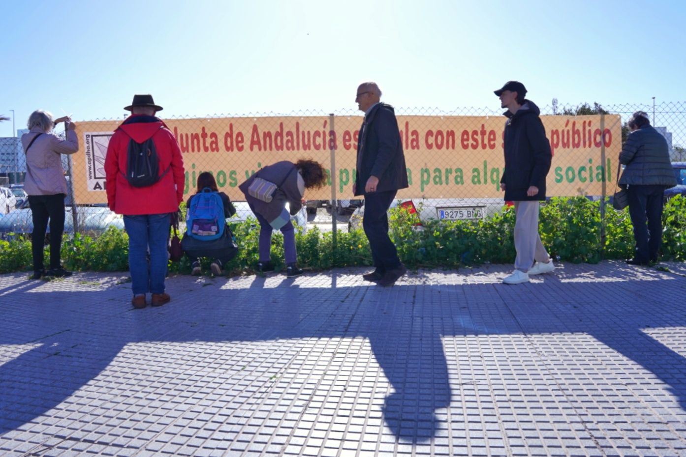 Los participantes en la protesta, durante la colocación de la pancarta.