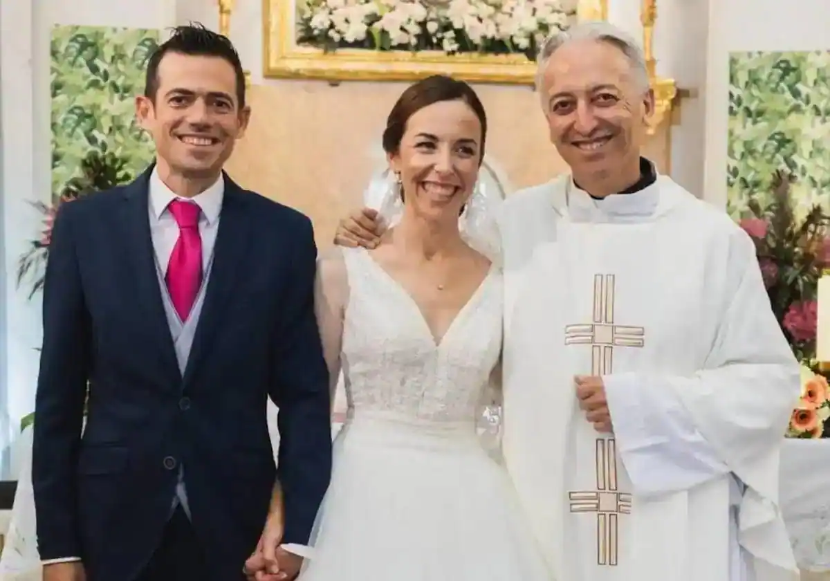 El sacerdote junto a una pareja que ha casado como consecuencia de su labor.