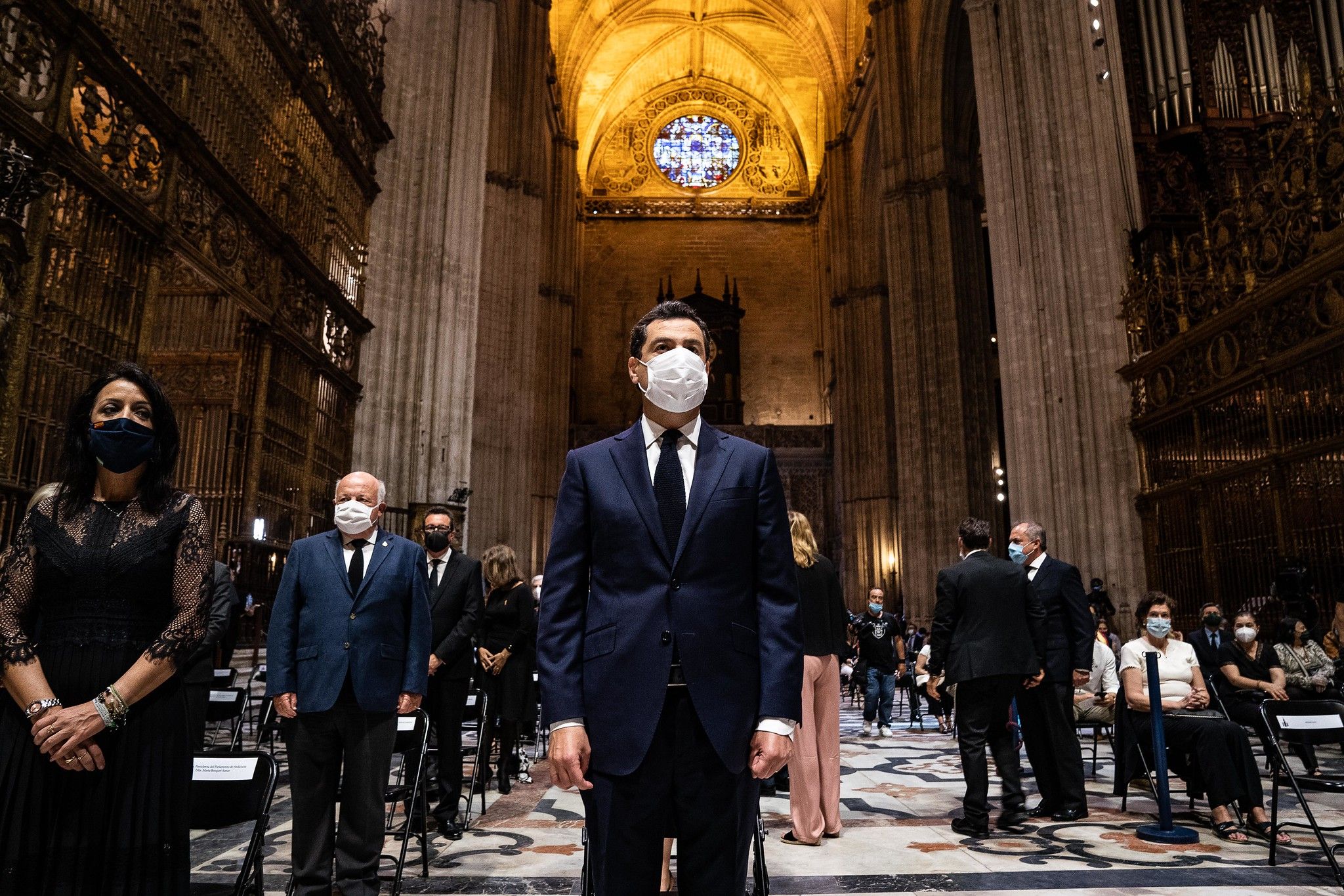 Juan Manuel Moreno Bonilla en la misa por los fallecidos por el covid en la Catedral de Sevilla