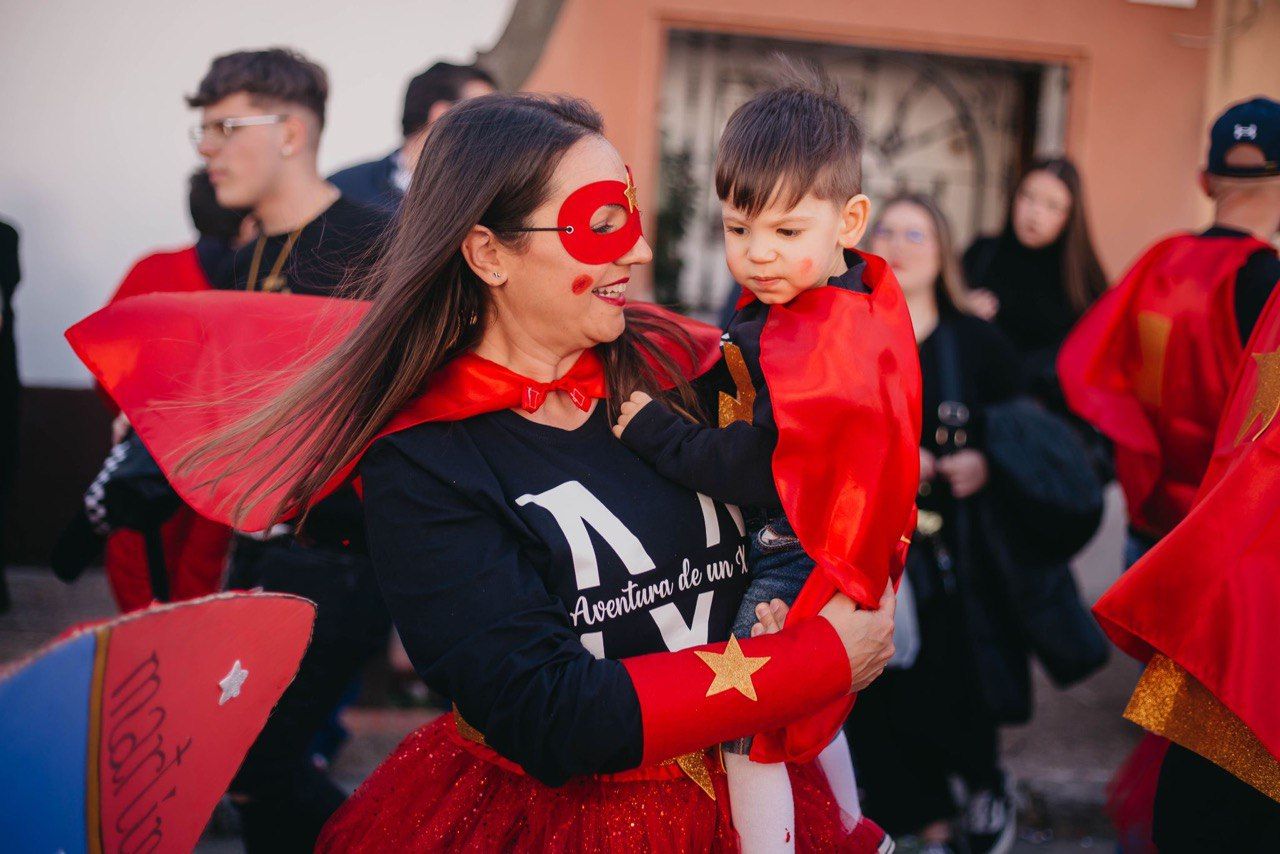 Martín con su madre, Rocío, en un Carnaval al que acudieron para visibilizar su enfermedad. 