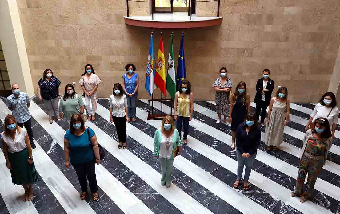 La alcaldesa y las nuevas trabajadoras que reforzarán los servicios sociales municipales.