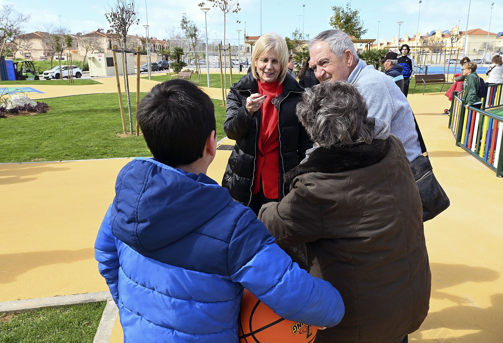 Política en Jerez. La alcaldesa Pelayo, durante la inauguración del parque en Villas del Este.