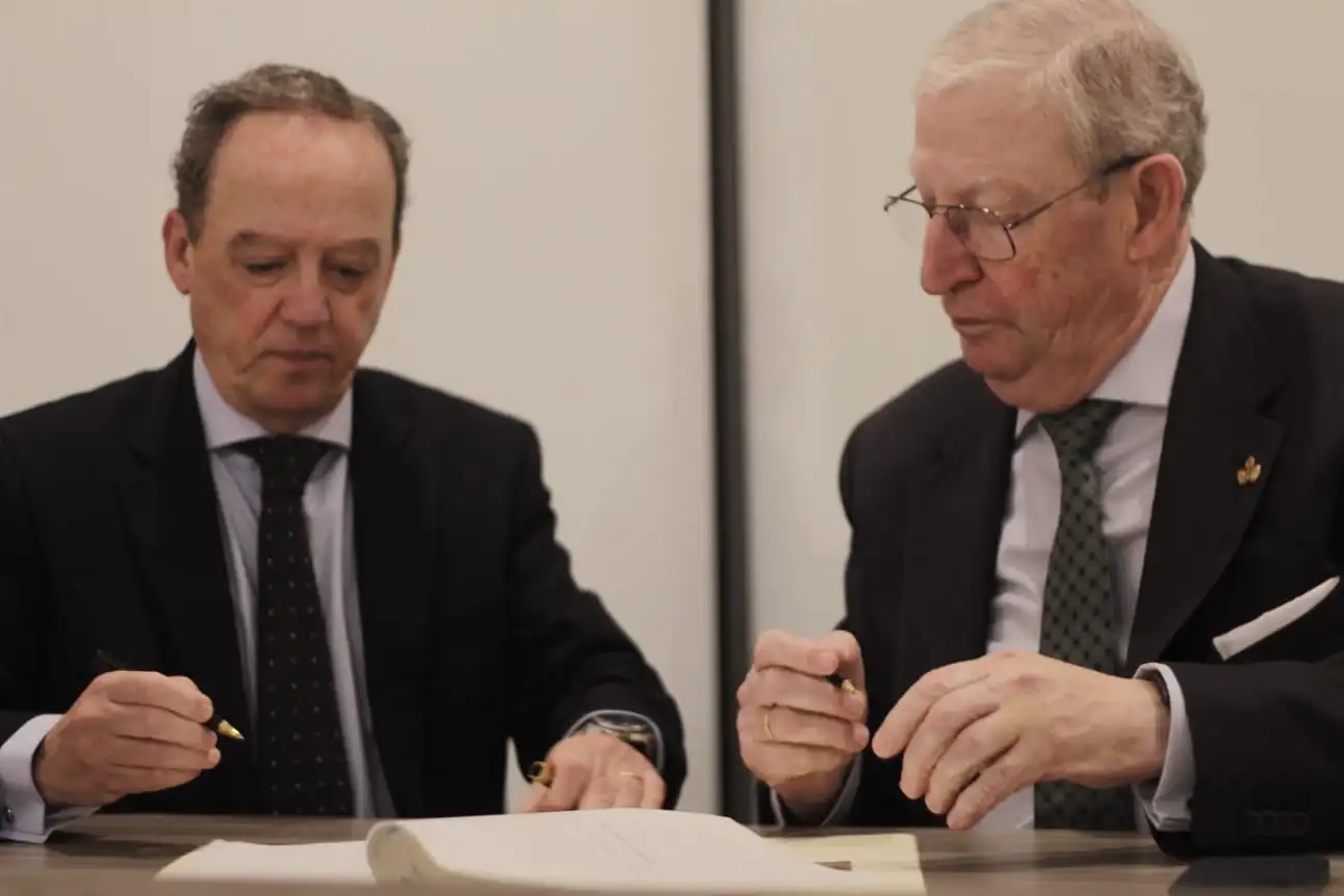 El notario y el presidente del Consejo en el sorteo de sillas.