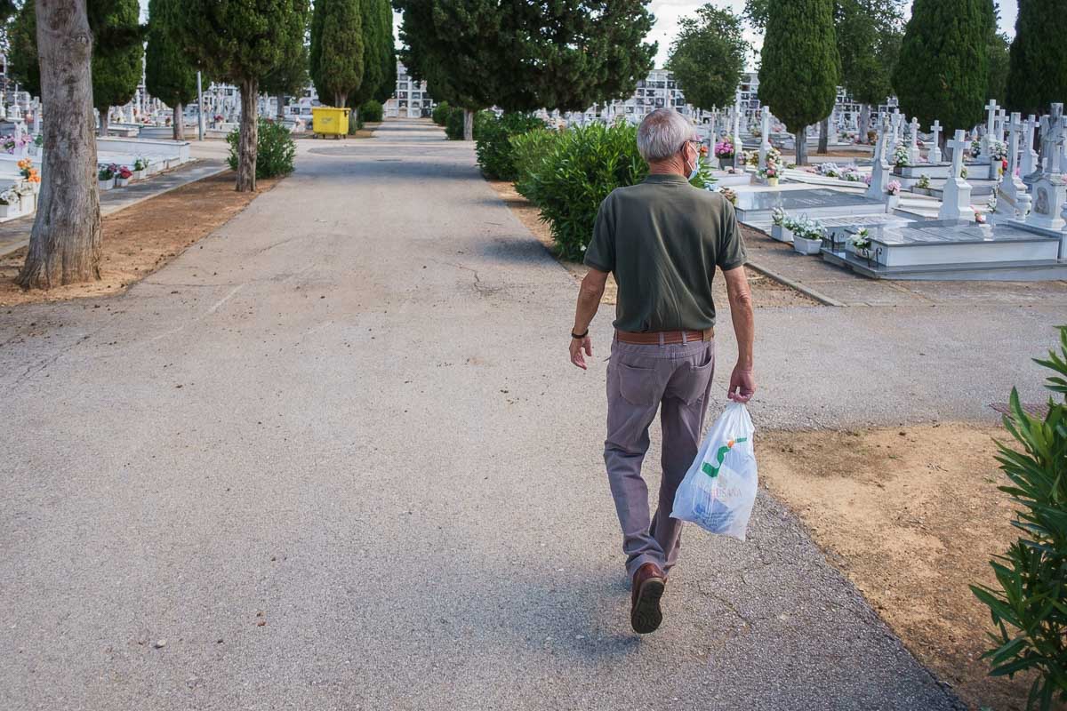 Un hombre en el cementerio de Jerez, hace un par de semanas. FOTO: MANU GARCÍA