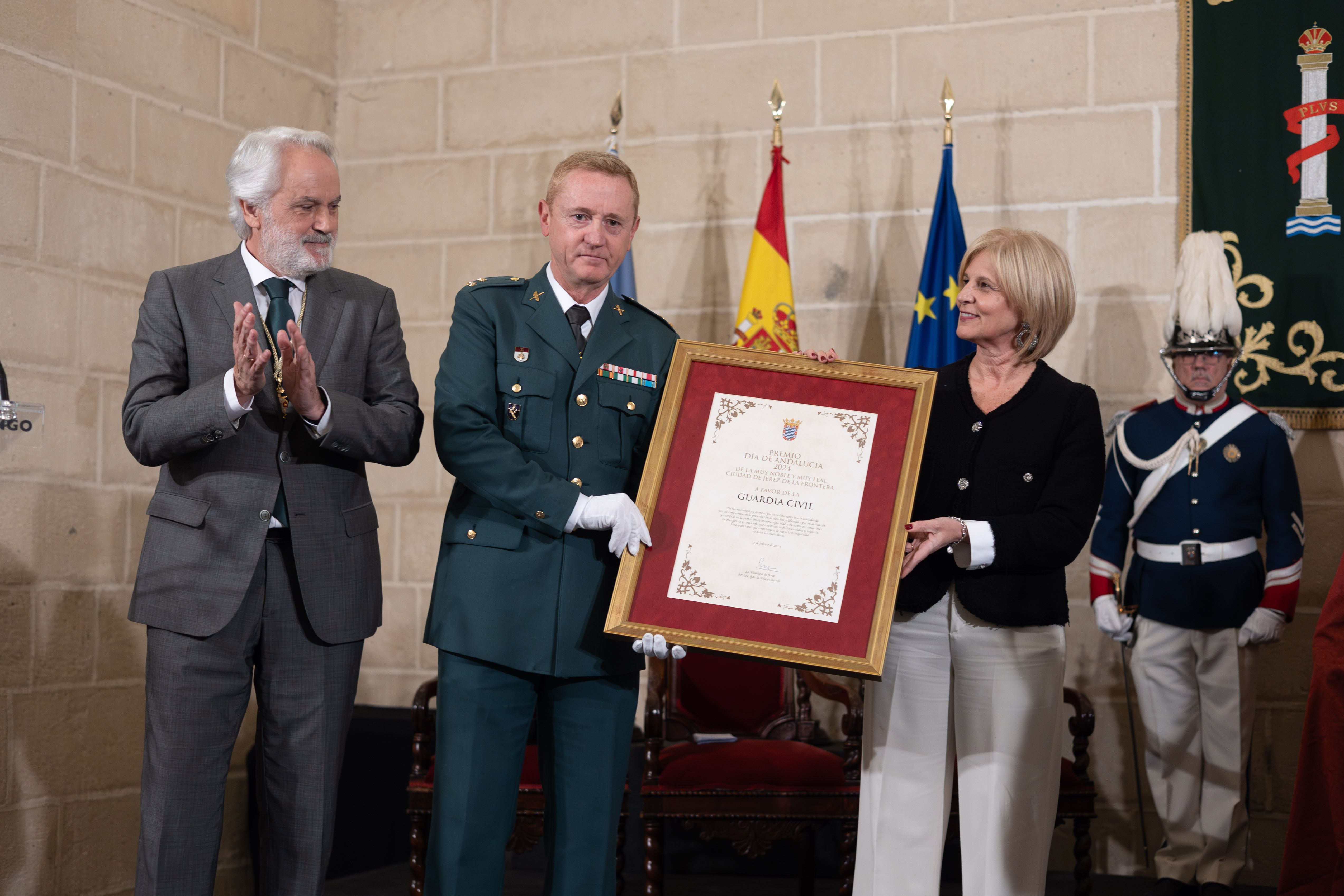 El homenaje del Ayuntamiento de Jerez a la Guardia Civil, en imágenes.