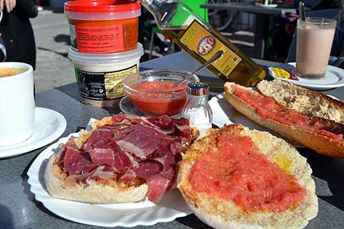 Mollete con jamón en Bar Cafetería Rumores, en Grazalema.