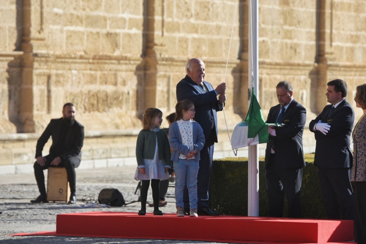 Jesús Aguirre, junto a Libia y Carmen, en el izado de la bandera de Andalucía por el 28F.