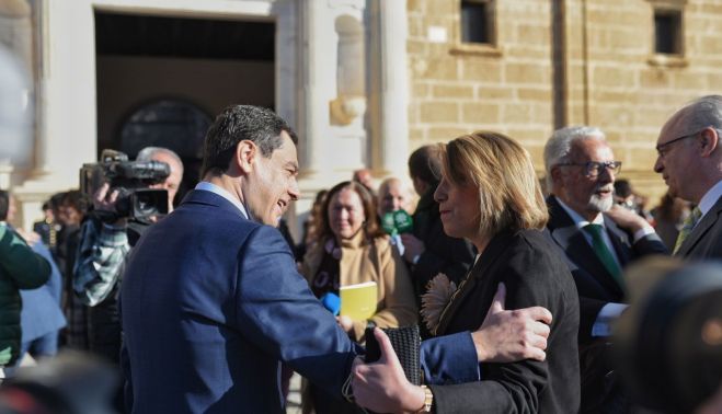 El presidente de la Junta, Juanma Moreno, saluda a Susana Díaz.