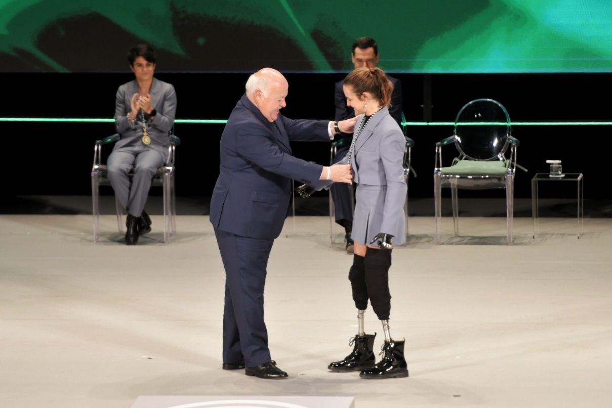 Momento en el que Sarah Almagro recibe la Medalla de Andalucía al Deporte.