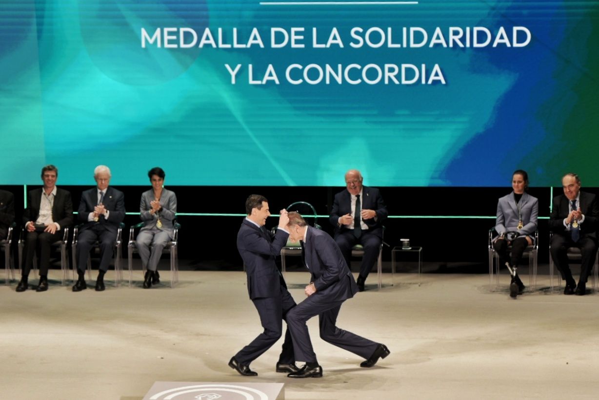 Juanma Moreno coloca a Juan y Medio la Medalla de Andalucía de la Solidaridad y la Concordia.