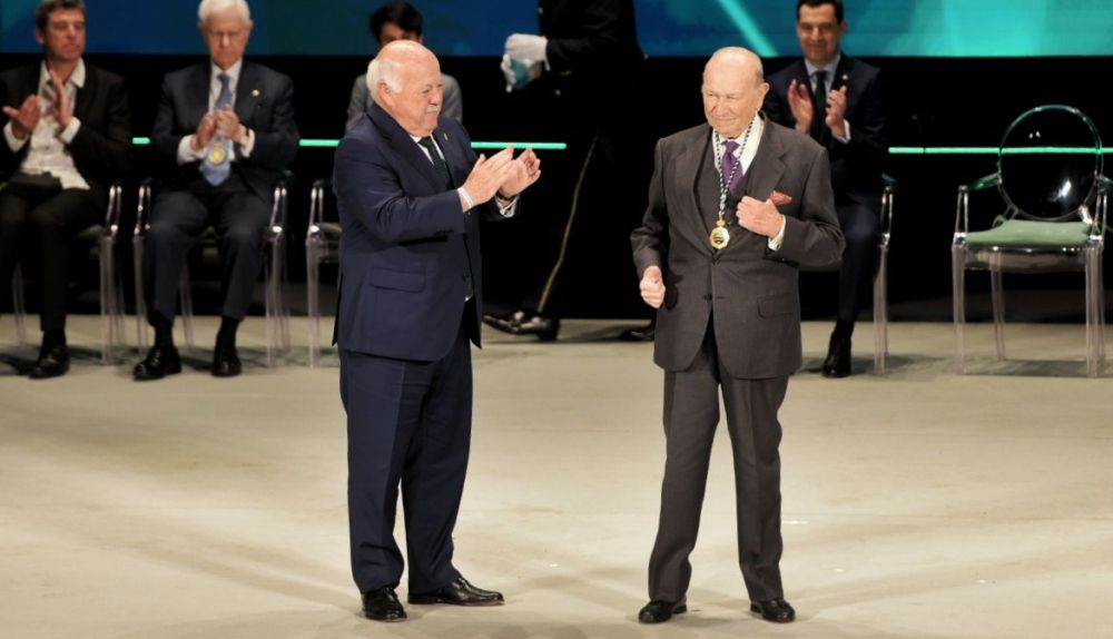 Álvaro Domecq, junto a Jesús Aguirre, tras recibir la Medalla de Andalucía. 