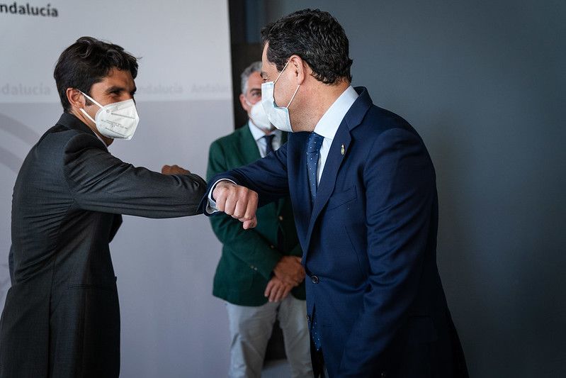 Moreno saluda a Rivera Ordóñez, en presencia de Bendodo.