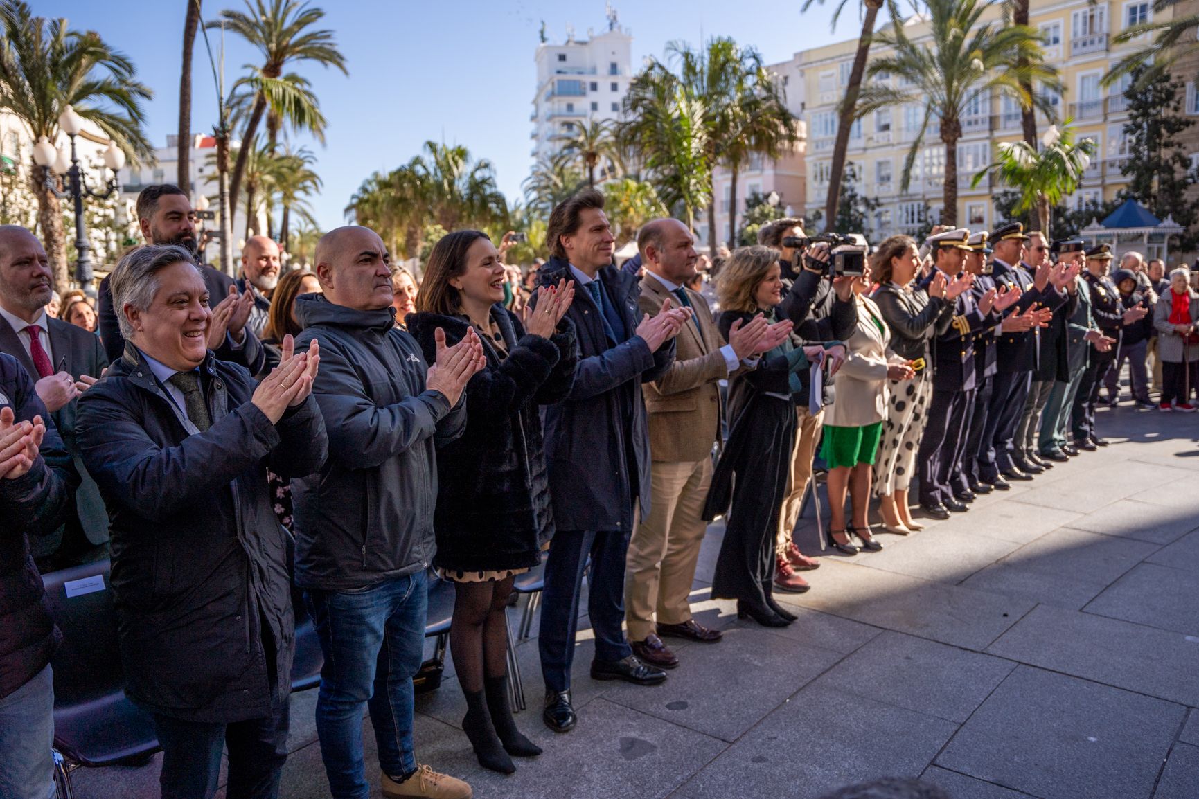 Representantes políticos en el acto del 28F en Cádiz, donde no ha estado el alcalde Bruno García.