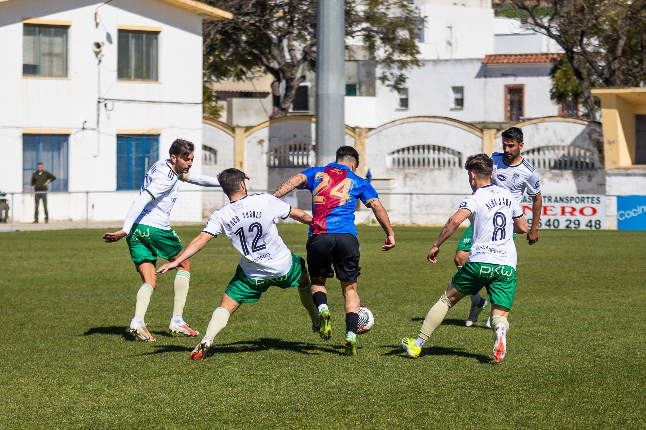 El campo de la Juventud durante un partido de fútbol. 