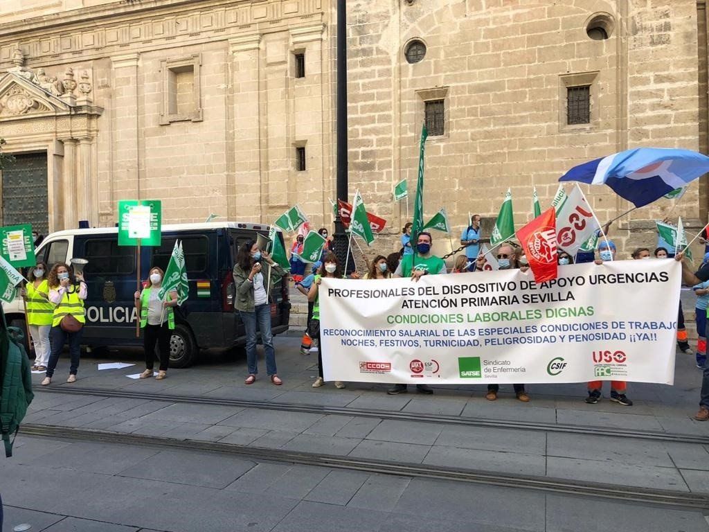 Concentración ante el SAS de los sindicatos. FOTO: SATSE