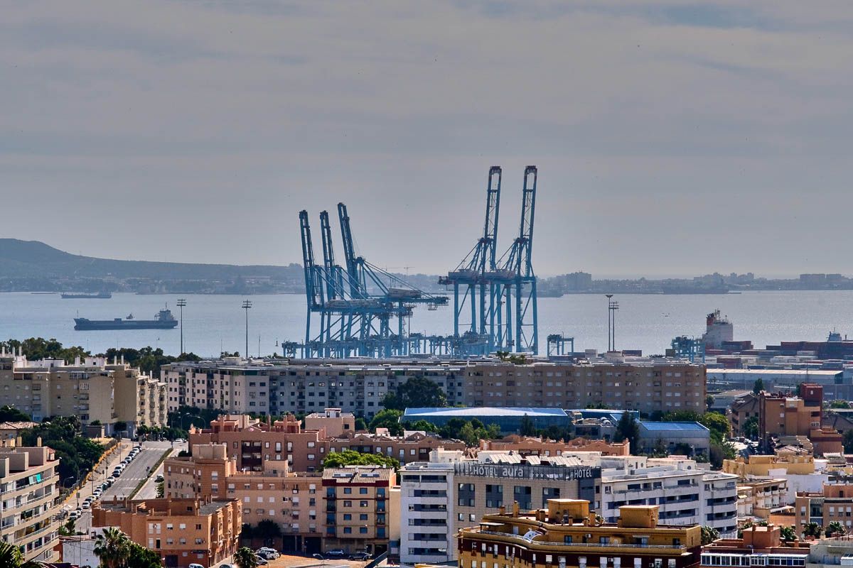 Algeciras con el puerto al fondo. FOTO: JOSÉ LUIS TIRADO (www.joseluistirado.es)