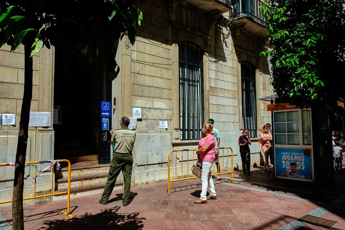 Varias personas pasean por Algeciras durante la pandemia. FOTO: JOSÉ LUIS TIRADO (www.joseluistirado.es)