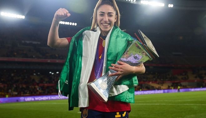 Olga Carmona, con la copa de campeonas y la bandera andaluza.   RFEF.ES
