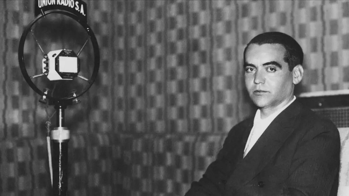 ¿Qué timbre tiene Andalucía? Una imagen de Federico García Lorca en la emisora Radio Unión en 1929.